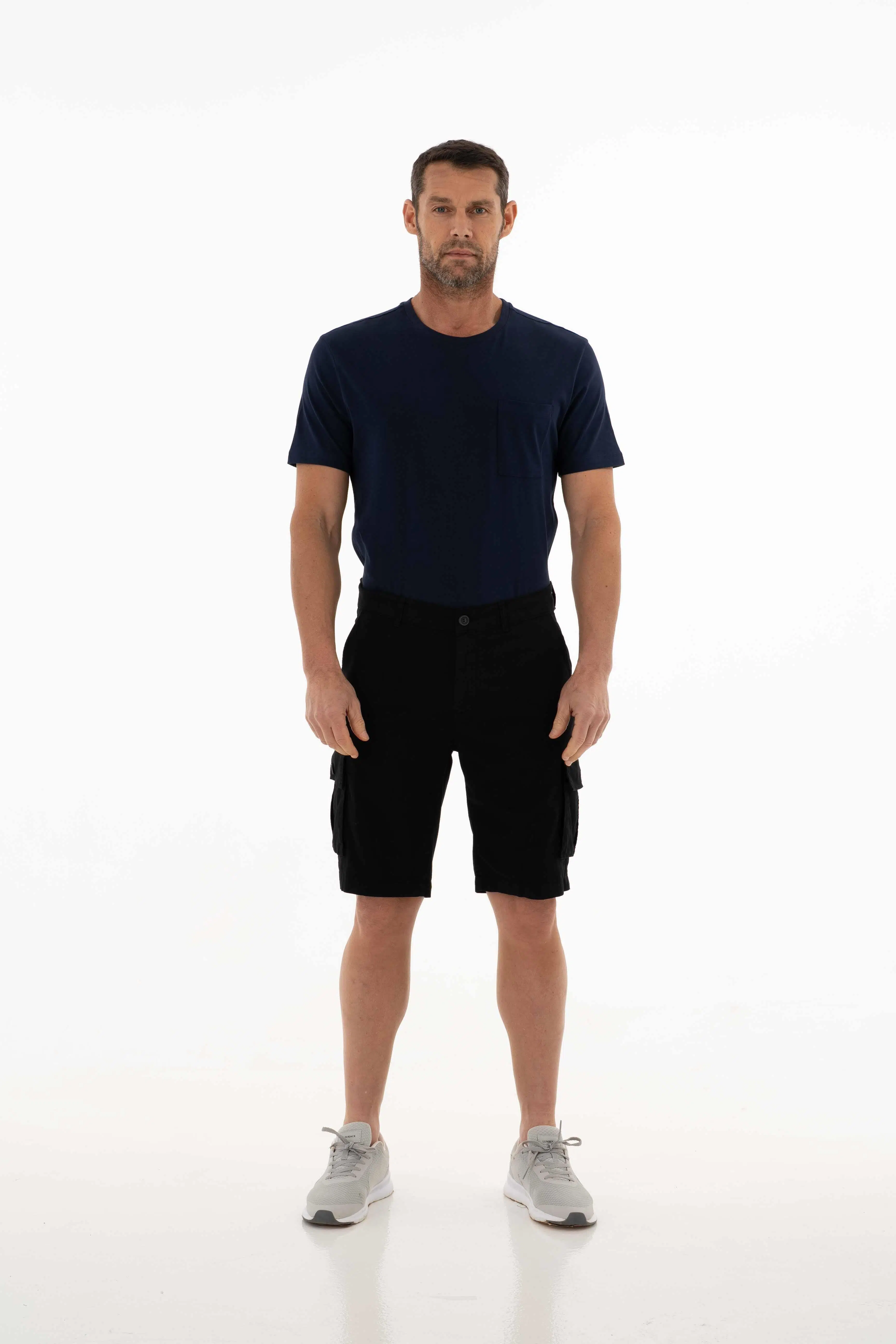 Ar-ma Erkek Şort Baskisiz Fermuar Kapamali Basic Önden İki Cepli Ve İki Yandan Kargo Cepli Arka İki Cepli Şort Dokuma Kumaş Regular Fit %98 Pamuk %2 Elastan Gabardin Y25505278401 - Siyah-S1