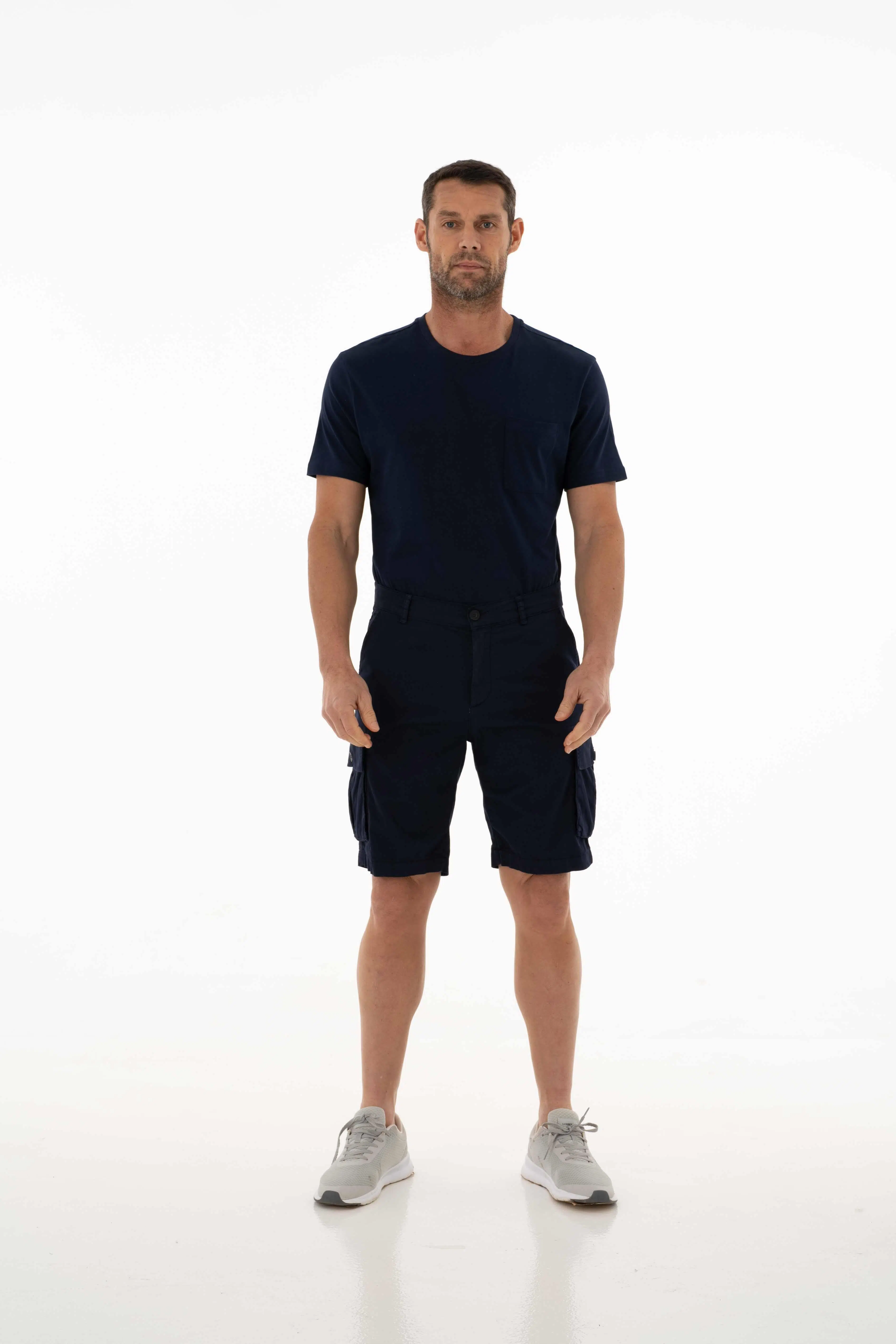 Ar-ma Erkek Şort Baskisiz Fermuar Kapamali Basic Önden İki Cepli Ve İki Yandan Kargo Cepli Arka İki Cepli Şort Dokuma Kumaş Regular Fit %98 Pamuk %2 Elastan Gabardin Y25505278401 - Lacivert-L1